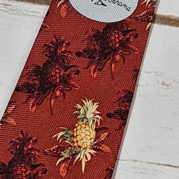 Vintage Tommy Bahama 100% silk tropical pineapple print tie - Picture 9 of 9